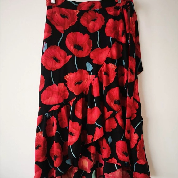 H&M Black and Red Poppy Print Flowy Wrap Skirt Size 4 - Picture 2 of 2